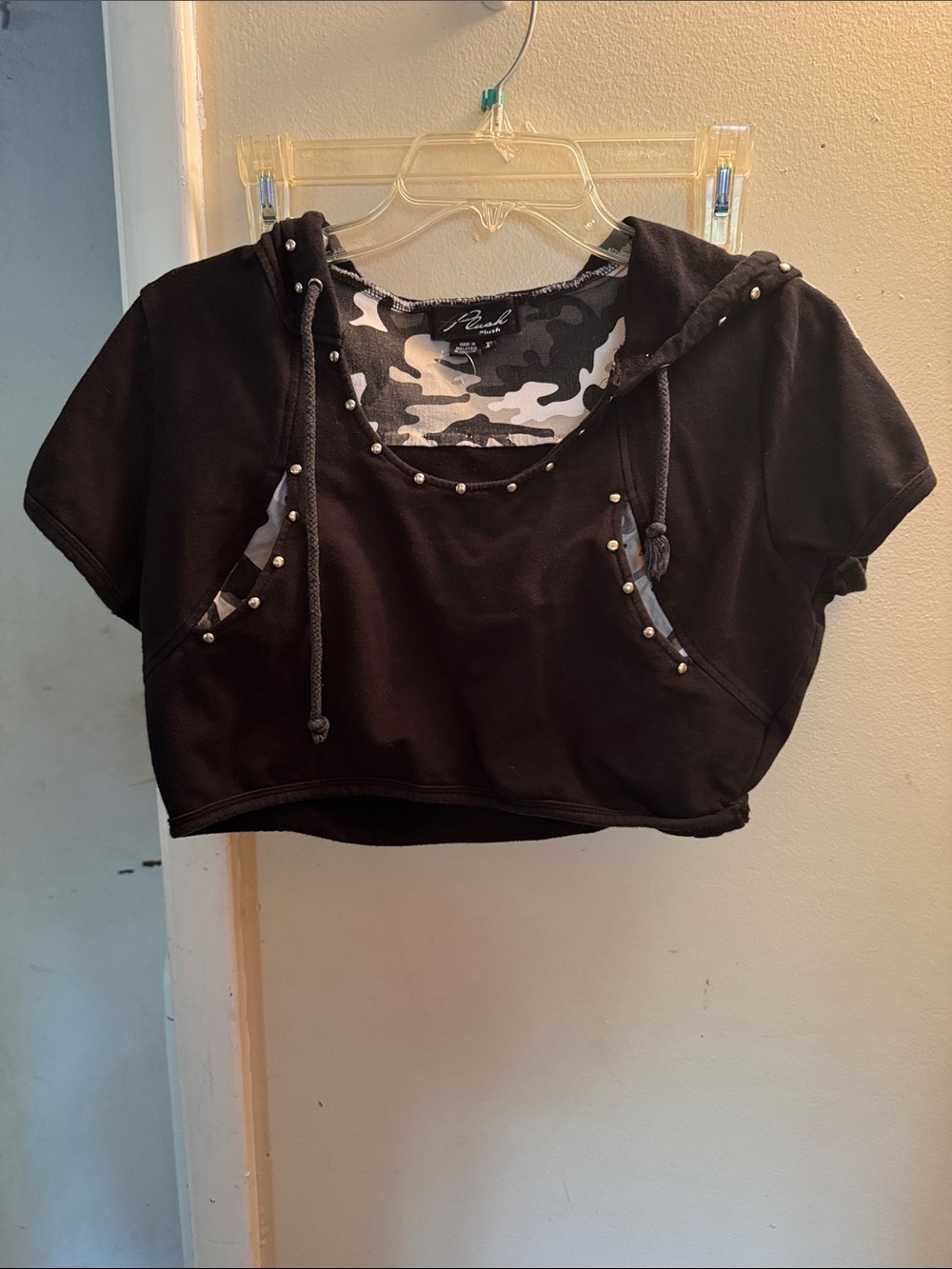 Lush Black Cropped Hooded Short Sleeve Top with Camo Lining